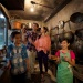 年轻家庭在牛车水原貌馆 (Chinatown Heritage Centre) 内参观仿造 19 世纪五十年代的共用厨房