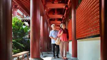 一对年长夫妇在参观新加坡佛牙寺龙华院与博物馆