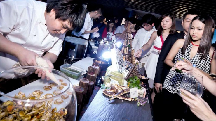 亲身参加体验烹饪研习班或新加坡世界名厨峰会举行的米其林星级大厨座谈会。