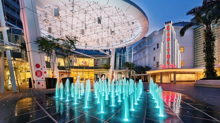 新加坡首都综合项目前廊处灯光绚丽的喷泉的美丽夜景