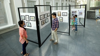 游客在新加坡国家博物馆展馆内欣赏展览