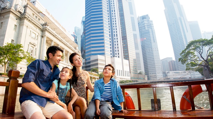一家人在新加坡河游船上欣赏风景