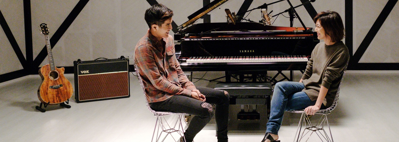 Nathan Hartono chatting with Stefanie Sun with a piano at the background