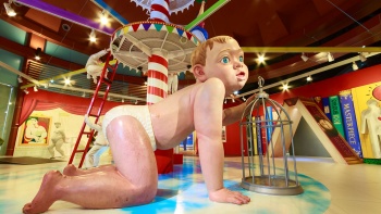 在圣淘沙名胜世界的特丽爱 3D 美术馆内，令人瞩目的大型爬行婴儿装置