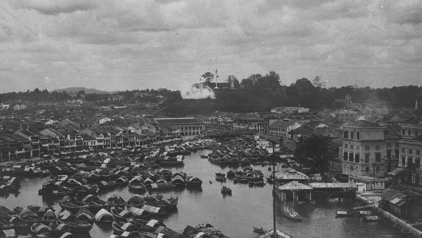 新加坡河旧贸易港口中的船只