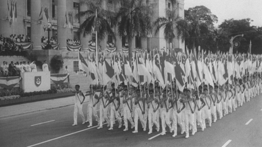 1965 年 8 月 9 日，一群士兵上街游行，庆祝新加坡独立日
