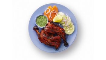 印度式烤鸡（tandoori chicken）配薄荷酸辣酱。