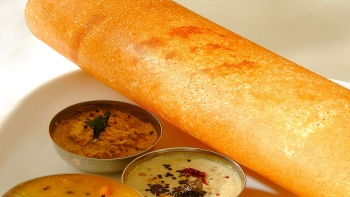 印度薄饼与配菜。