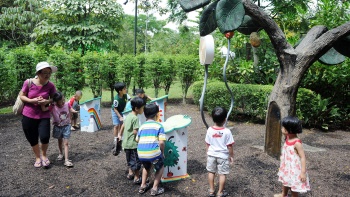 孩子们在新加坡植物园雅格巴拉斯儿童花园玩耍