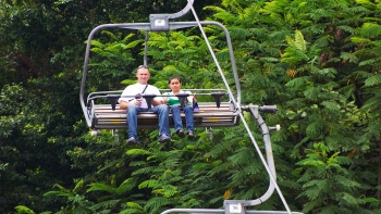 一对情侣在新加坡圣淘沙斜坡滑车乘坐空中吊椅