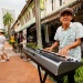 街头艺人在甘榜格南演奏电子琴