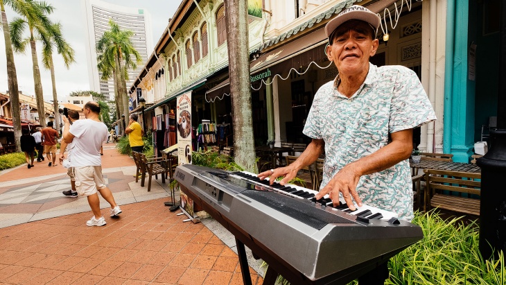 年长男士在新加坡街头演奏电子琴。