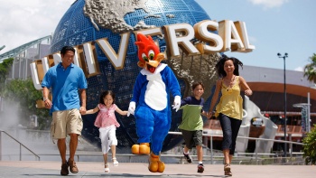 吉祥物调皮啄木鸟伍迪在新加坡环球影城与游客合拍全家福