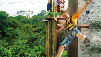 探险者在新加坡圣淘沙飞龙探险乐园乐享高空滑索 Mega Zip