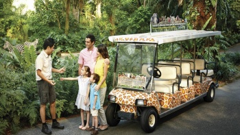 一家人和导游在新加坡动物园游览