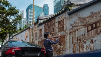 女子驻足拍摄厦门街天福宫壁画 