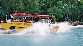 水上的新加坡水路两栖 DUCKtours 游览车驳船