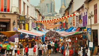 新加坡牛车水宝塔街的热闹人潮 