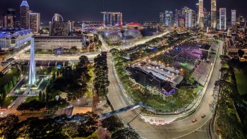 一级方程式夜间赛期间，新加坡中央商业区的天际线鸟瞰图