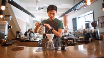 再成发五金咖啡馆咖啡师正在泡制滴滤咖啡