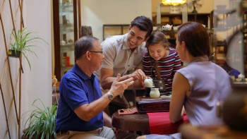 茶渊的顾客在与一位茶专家探讨中国传统茶叶
