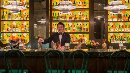 调酒师在 Gibson 酒吧调制饮品