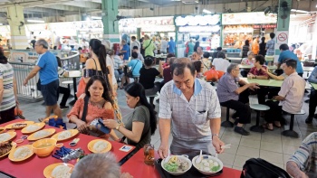 牛车水大厦熟食中心是新加坡最大的熟食中心
