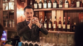 D.Bespoke 的调酒主管金高大辉 (Daiki Kanetaka) 正在吧台调制鸡尾酒。
