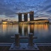 从新加坡河畔眺望的滨海湾天际线暮色美景