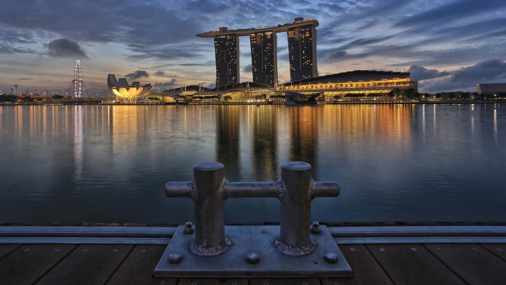 从新加坡河畔眺望的滨海湾天际线暮色美景