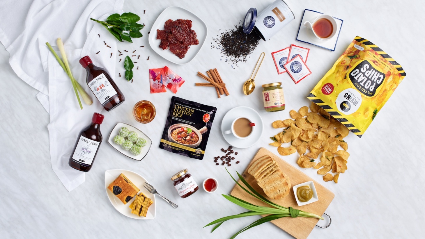 新加坡美食伴手礼摆拍图片：IRVINS 咸蛋炸鱼皮和 The 1872 Clipper Tea Co. 茶品。