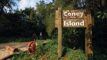 入口旁边的科尼岛标识牌