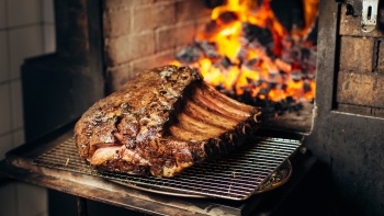 来自 Burnt Ends 澳大利亚烧烤餐厅的 75 天陈酿和牛牛排