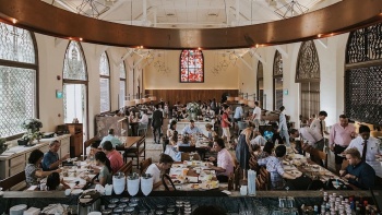 新加坡 The White Rabbit 餐馆由殖民时期建设的教堂改建而成，彩色玻璃窗凸显欧洲复古风格，经典欧洲美食让人欲罢不能。