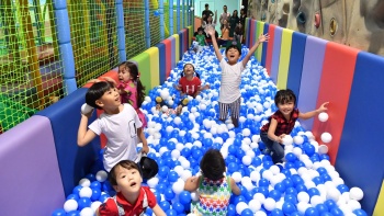 孩子们在 “太友小车亭” 主题乐园 (Tayo Station) 玩攀岩海洋球