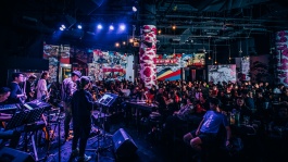 Hood Bar & Music 酒吧的现场乐队正在为观众献唱