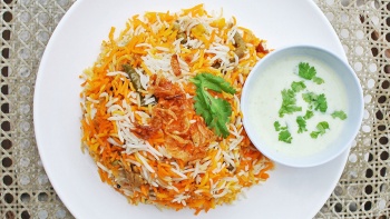 Bismillah Biryani 餐馆中一盘黄姜饭的平铺俯拍照