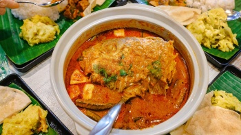 Muthu’s Curry 餐馆咖喱鱼头的特写镜头 