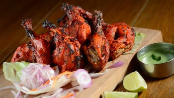 位于东海岸的 Zaffron Kitchen 的整只印度烤鸡