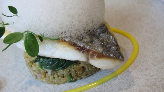 Rhubarb Le Restaurant 供应的鲷鱼