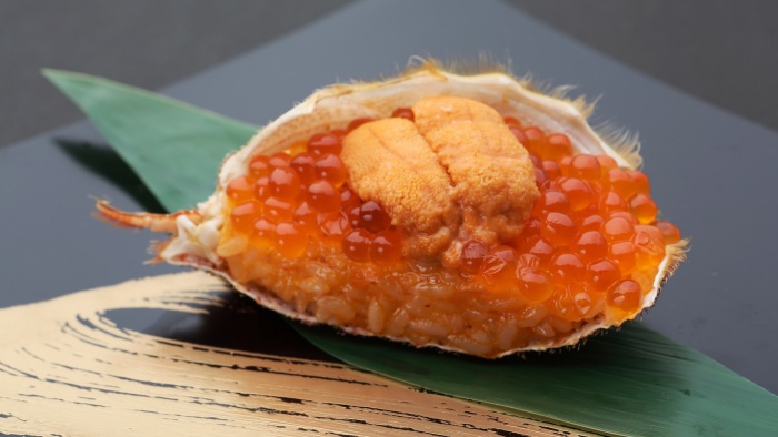 主厨石桥正和在鮨一寿司馆制作美味寿司