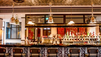 Baba Chews 酒吧与咖啡厅内景的广角镜头