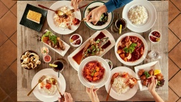 位于欧亚裔协会 (Eurasian Association) 的 Quentin's 餐馆菜肴平铺图