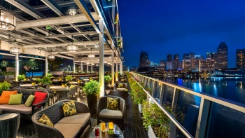 Lantern 酒吧内，照片背景是滨海湾和新加坡天际线