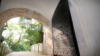在福康宁公园欣赏东陵门的圆拱和铁门的全景