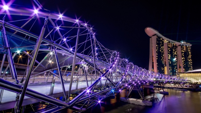 螺旋桥和滨海湾金沙的夜景照片