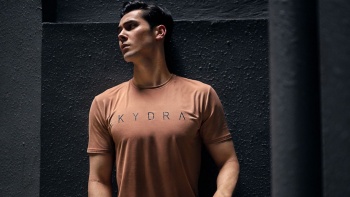男模特穿着 Kydra 运动服饰。