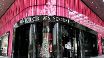 文华购物廊 (Mandarin Gallery) 的 “维多利亚的秘密” (Victoria’s Secret) 粉红色外观