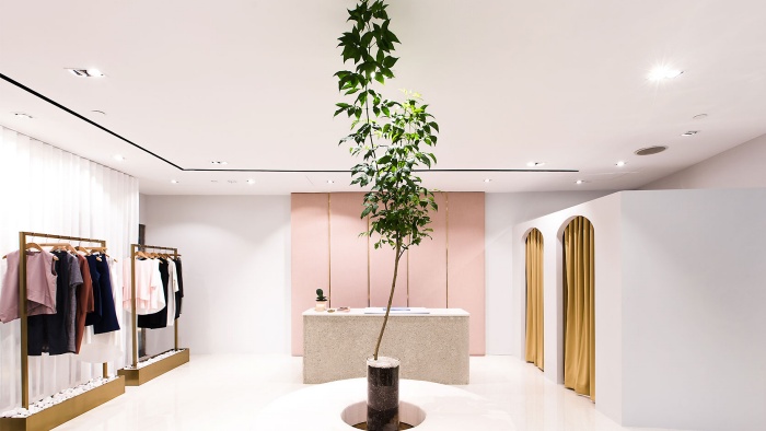 文华购物廊 (Mandarin Gallery) 中 Beyond the Vines 服装店的精美内景