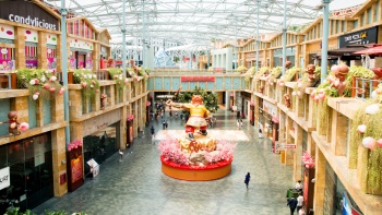 圣淘沙名胜世界购物商场中庭。